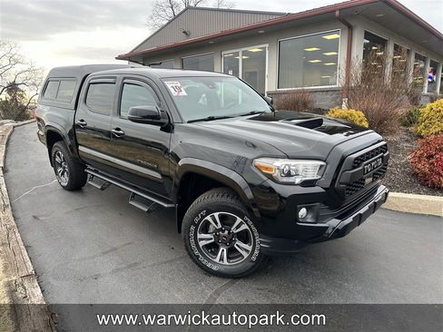 Used 2019 Toyota Tacoma TRD Sport image 1