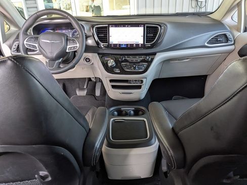Used 2024 Chrysler Pacifica Touring-L FWD image 12