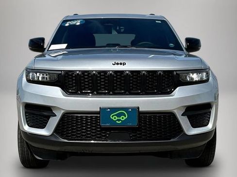 Used 2025 Jeep Grand Cherokee Altitude AWD/4WD image 2