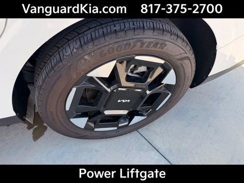 Certified 2025 Kia Carnival EX image 9