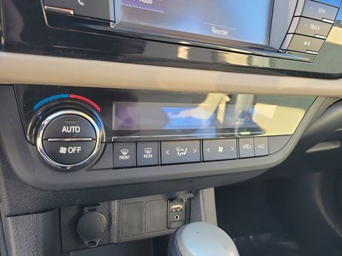 Used 2015 Toyota Corolla LE image 19