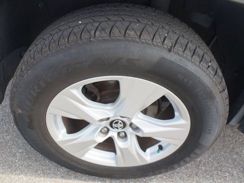 Used 2021 Toyota RAV4 XLE FWD image 25