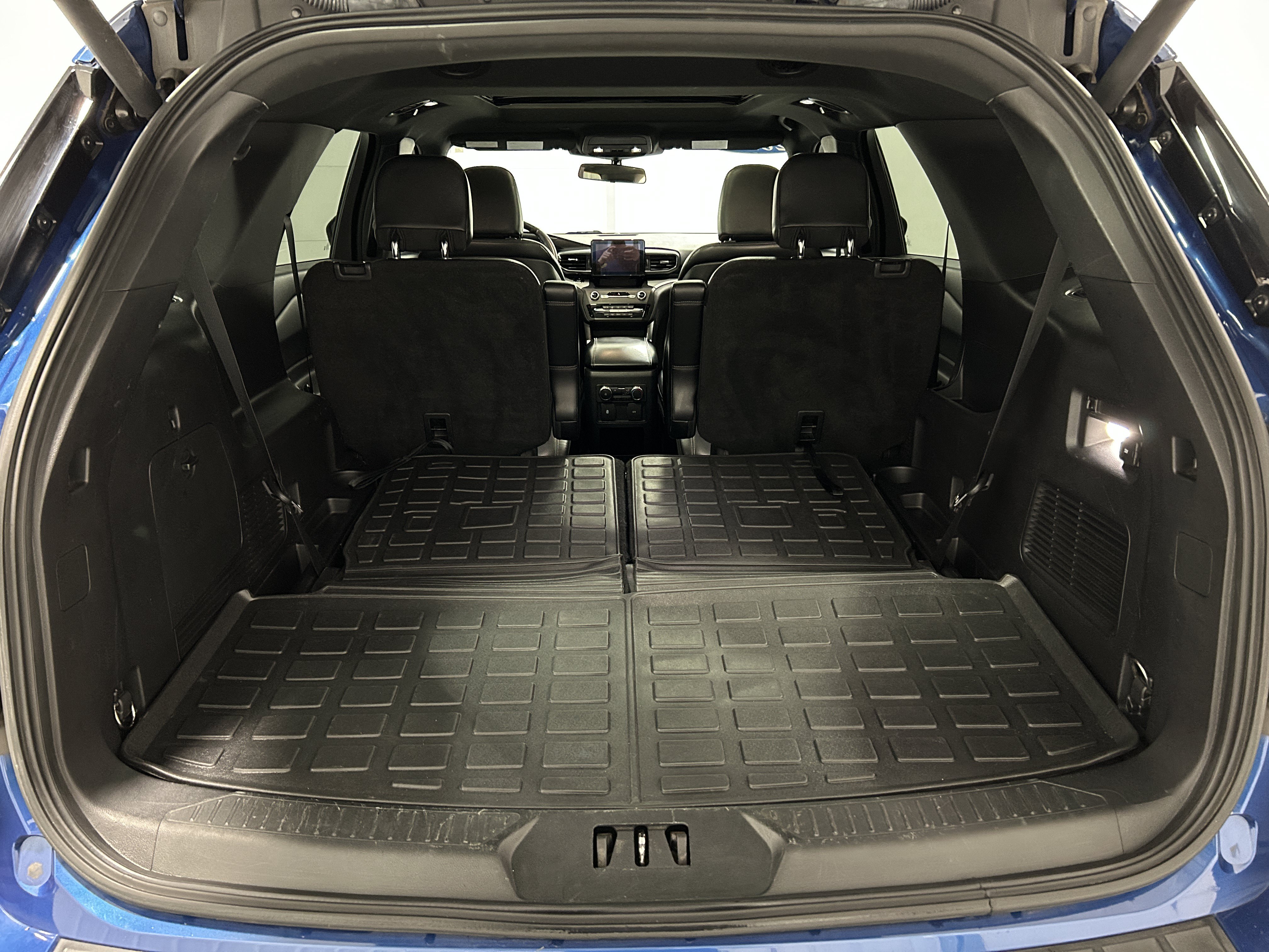 Used 2020 Ford Explorer XLT w/ Equipment Group 202A AWD/4WD image 36