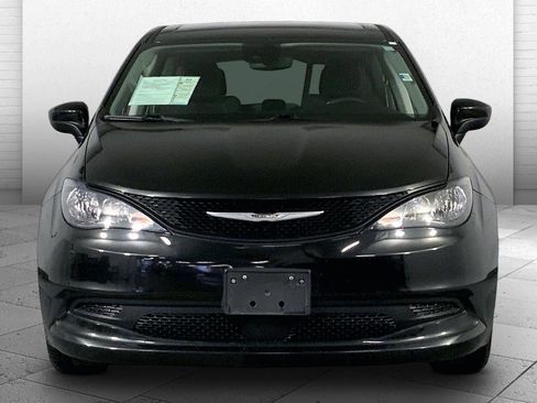 Used 2023 Chrysler Voyager LX image 2