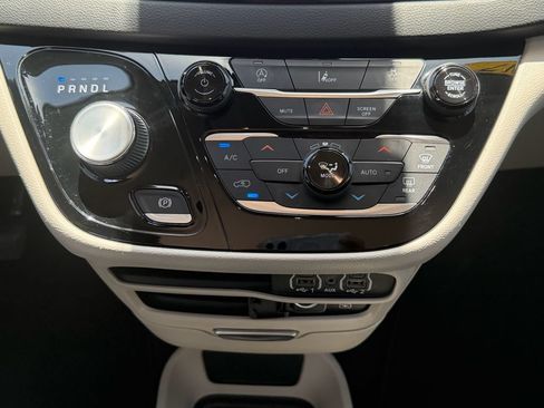 Used 2022 Chrysler Pacifica Touring-L FWD image 17
