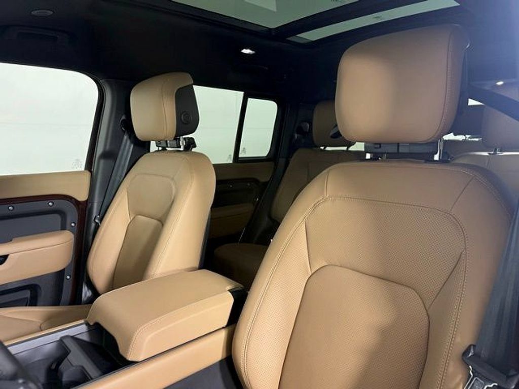 New 2026 Land Rover Defender 130 X-Dynamic SE AWD/4WD image 5