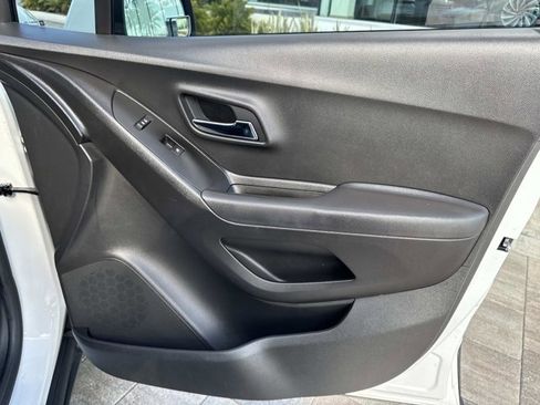 Used 2019 Chevrolet Trax LT w/ LT Convenience Package image 18