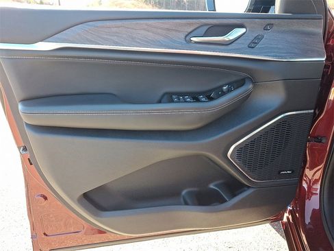 Used 2024 Jeep Grand Cherokee Overland w/ Luxury Tech Group IV image 12