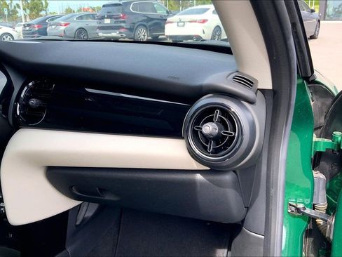 Certified 2022 MINI Cooper SE image 17