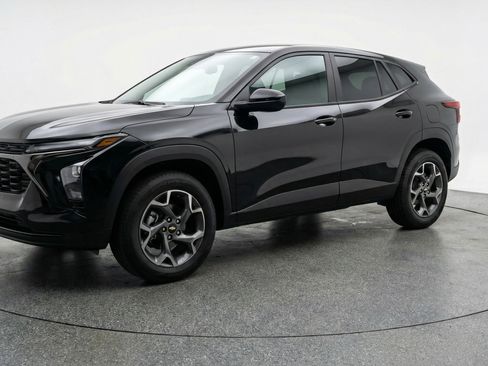 Used 2025 Chevrolet Trax LT FWD image 3