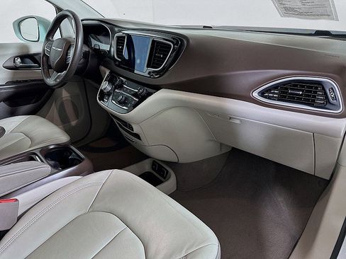 Used 2017 Chrysler Pacifica Touring-L FWD image 29