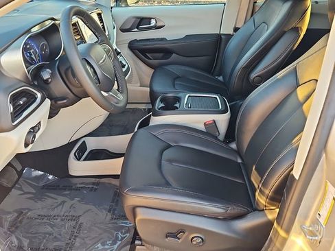 Used 2024 Chrysler Pacifica Touring-L image 11