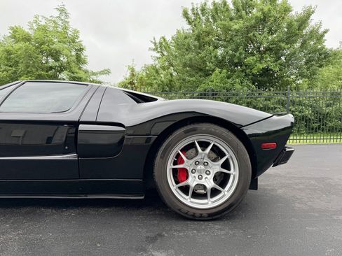 Used 2005 Ford GT RWD image 19