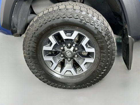 Used 2017 Toyota Tacoma TRD Off-Road w/ Premium & Technology Package AWD/4WD image 32