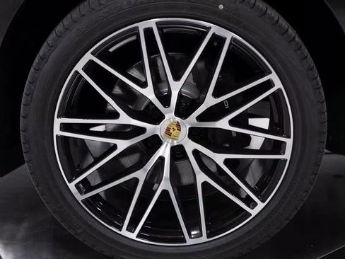 Certified 2025 Porsche Macan image 11