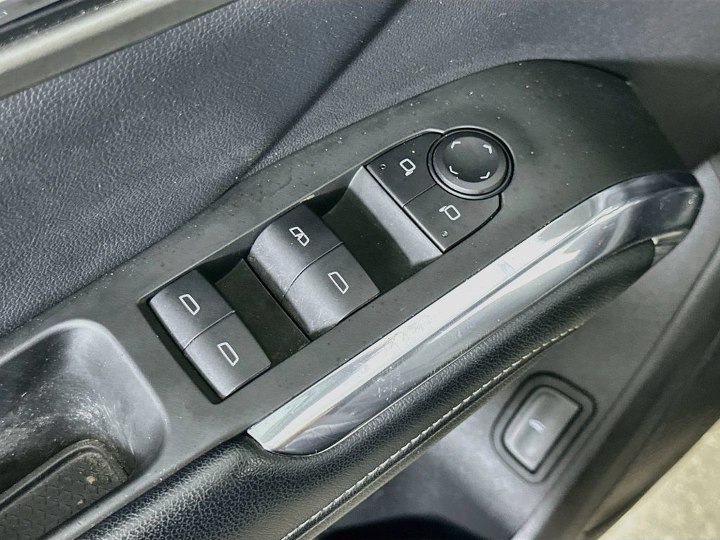 Used 2025 Chevrolet Traverse LT FWD image 21