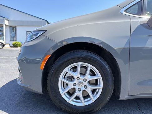 Used 2022 Chrysler Pacifica Touring-L FWD image 16