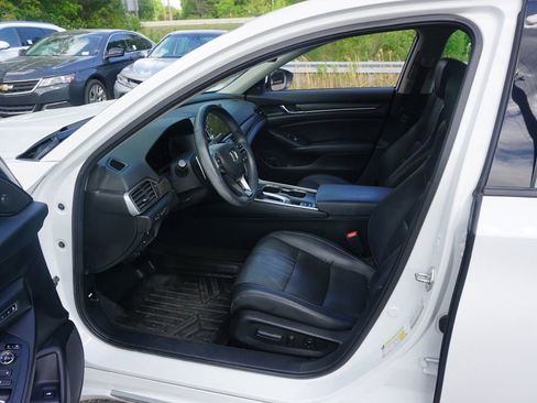 Used 2018 Honda Accord Touring image 2