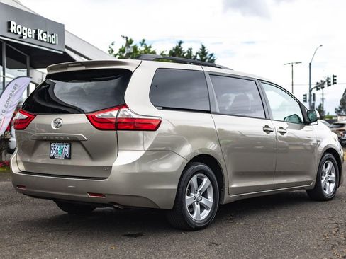 Used 2017 Toyota Sienna LE FWD image 8