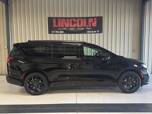 New 2026 Chrysler Pacifica Limited image 28