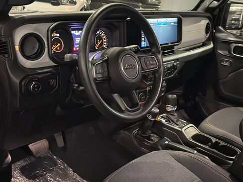 Used 2025 Jeep Gladiator Nighthawk image 19