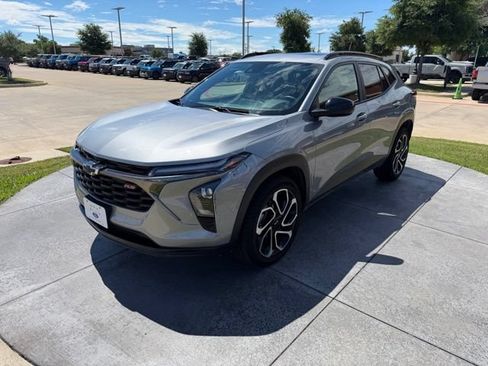 Used 2024 Chevrolet Trax RS w/ Sunroof Package FWD image 3