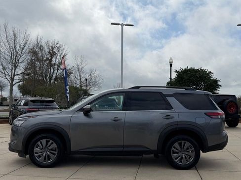 Used 2025 Nissan Pathfinder SV image 7
