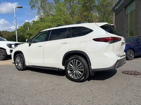 Used 2021 Toyota Highlander Platinum image 4