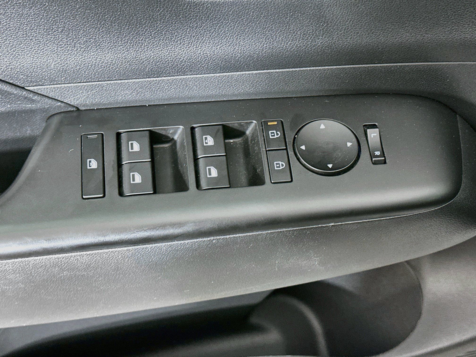 Used 2025 Hyundai Kona SEL FWD image 15