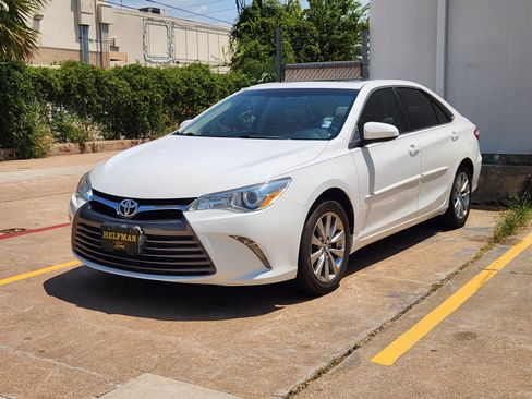 Used 2016 Toyota Camry XLE w/ Moonroof Package FWD image 2