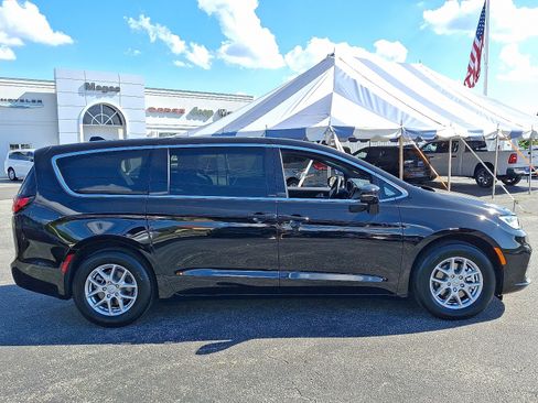 New 2026 Chrysler Pacifica Select image 7