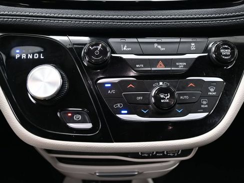 Used 2023 Chrysler Pacifica Touring-L FWD image 25