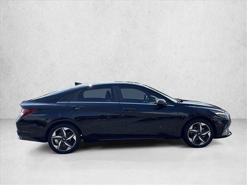 Used 2022 Hyundai Elantra SEL w/ Convenience + Premium Package FWD image 4