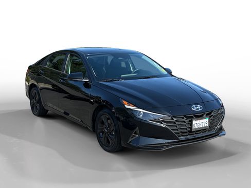 Used 2022 Hyundai Elantra SEL w/ Preferred Accessory Package FWD image 7