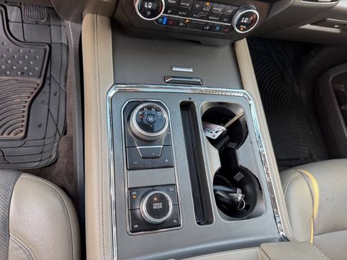 Used 2018 Ford Expedition XLT w/ Equipment Group 202A AWD/4WD image 18