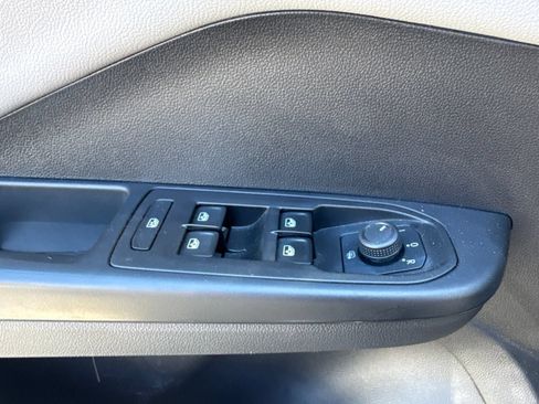 Used 2022 Volkswagen Taos SE FWD image 17