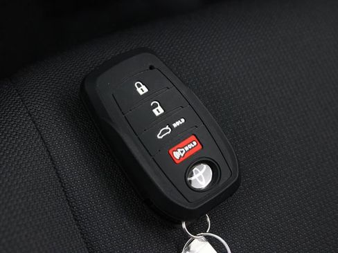 Used 2025 Toyota Corolla Cross LE image 26