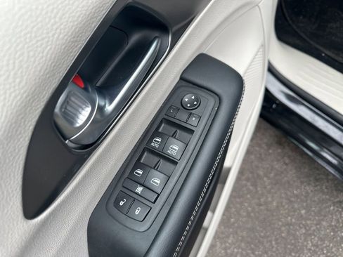 Used 2024 Chrysler Pacifica Touring-L image 10