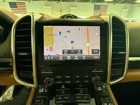 Used 2018 Porsche Cayenne Platinum Edition w/ Premium Package Plus image 29