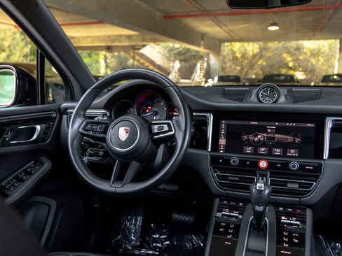 Certified 2023 Porsche Macan AWD/4WD image 38