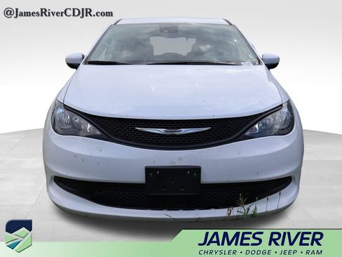 Used 2023 Chrysler Voyager LX FWD image 5