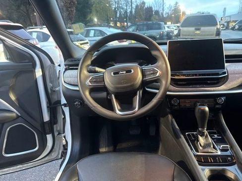 Used 2024 Jeep Compass Latitude image 17