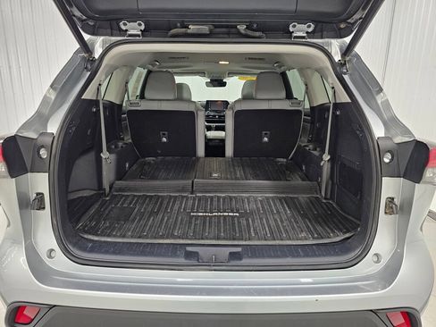 Used 2020 Toyota Highlander XLE AWD/4WD image 17