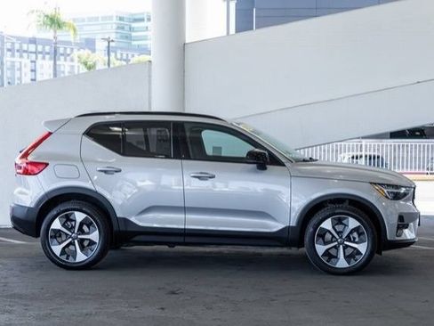 New 2025 Volvo XC40 B5 Plus AWD/4WD image 11