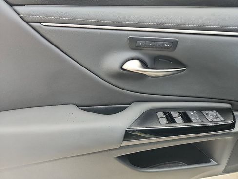 Used 2024 Lexus ES 300h w/ Luxury Package image 13