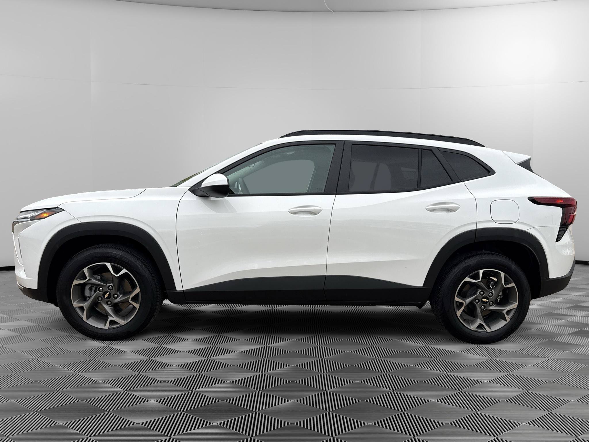 New 2026 Chevrolet Trax LT w/ LPO, Blackout Package FWD image 2