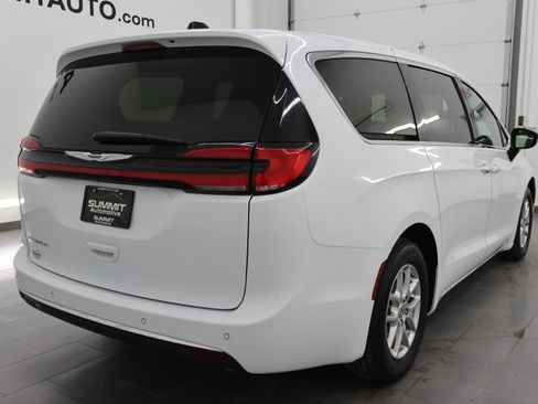 Used 2024 Chrysler Pacifica Touring-L FWD image 5