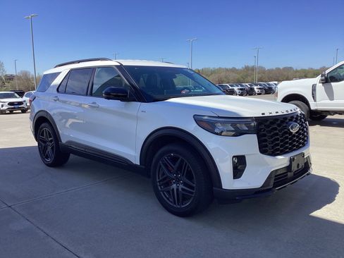 Used 2025 Ford Explorer ST-Line w/ ST-Line Street Pack image 2