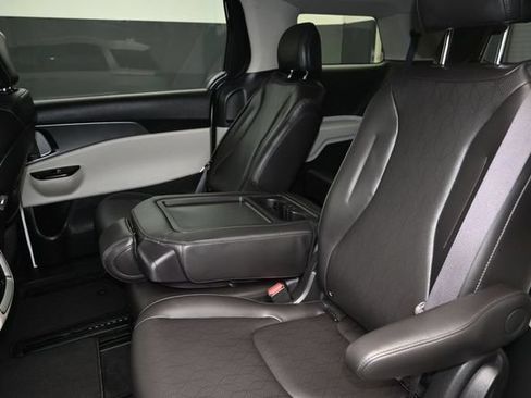 Used 2024 Kia Carnival LX FWD image 11