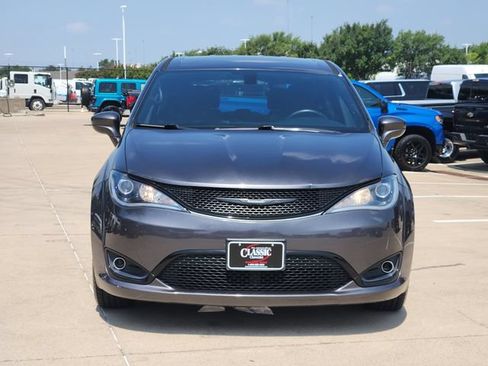 Used 2019 Chrysler Pacifica Touring Plus w/ S Appearance Package FWD image 10